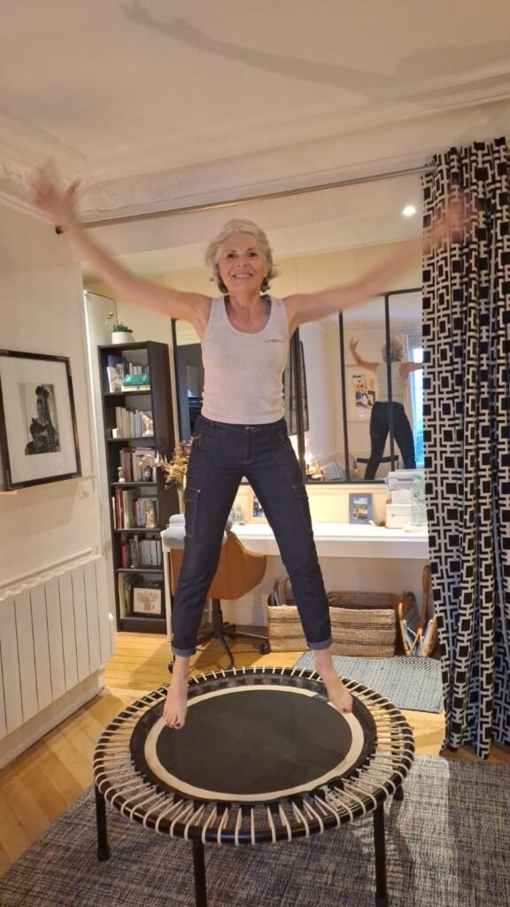 Sylvie saute sur le trampoline