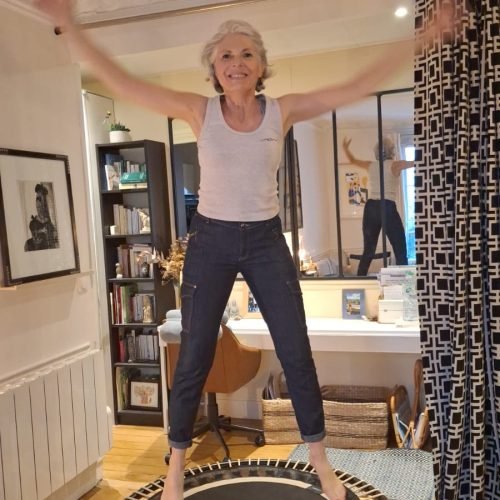 Sylvie saute sur le trampoline